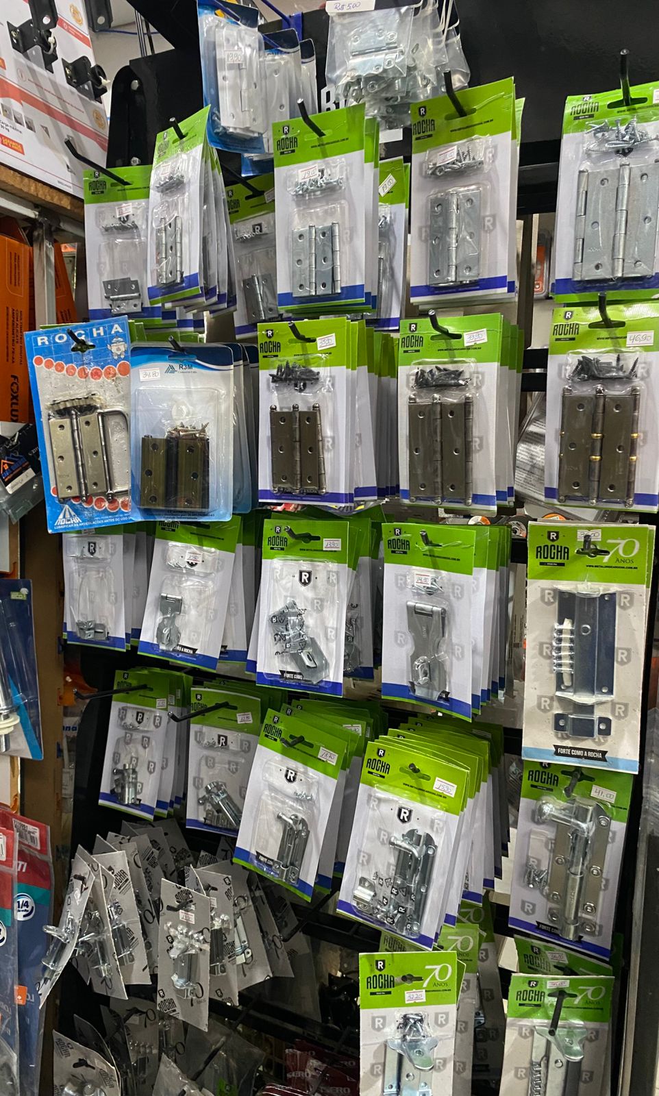 Seção de ferragens - dobradiças e acessórios Rocha